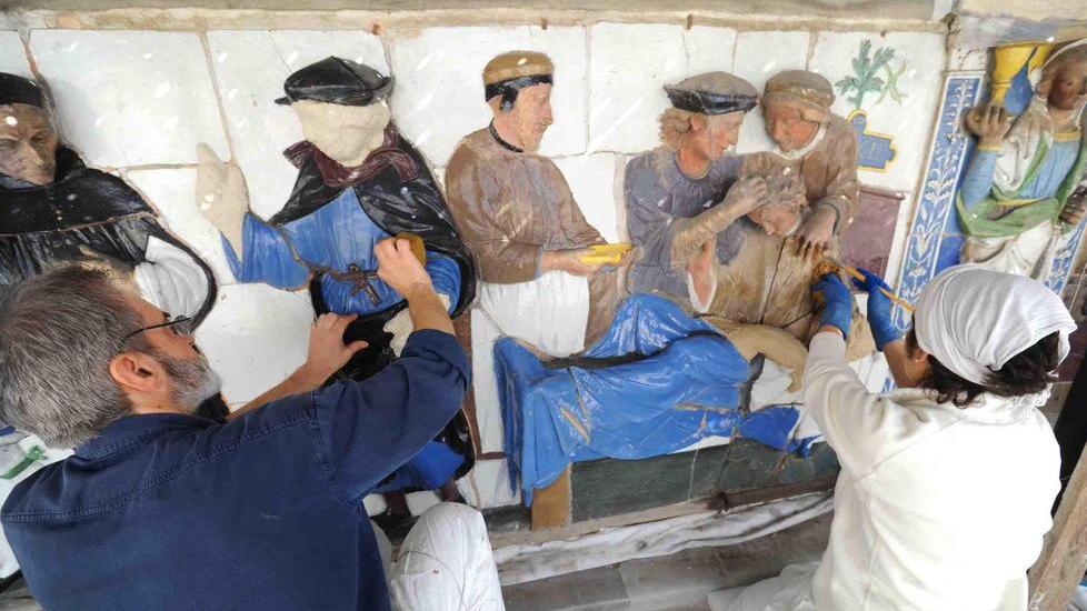 Quasi finito il restauro del fregio robbiano