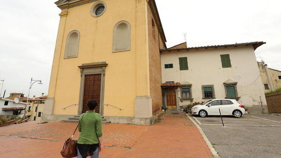 Ladro travestito da prete ruba assegni nella canonica