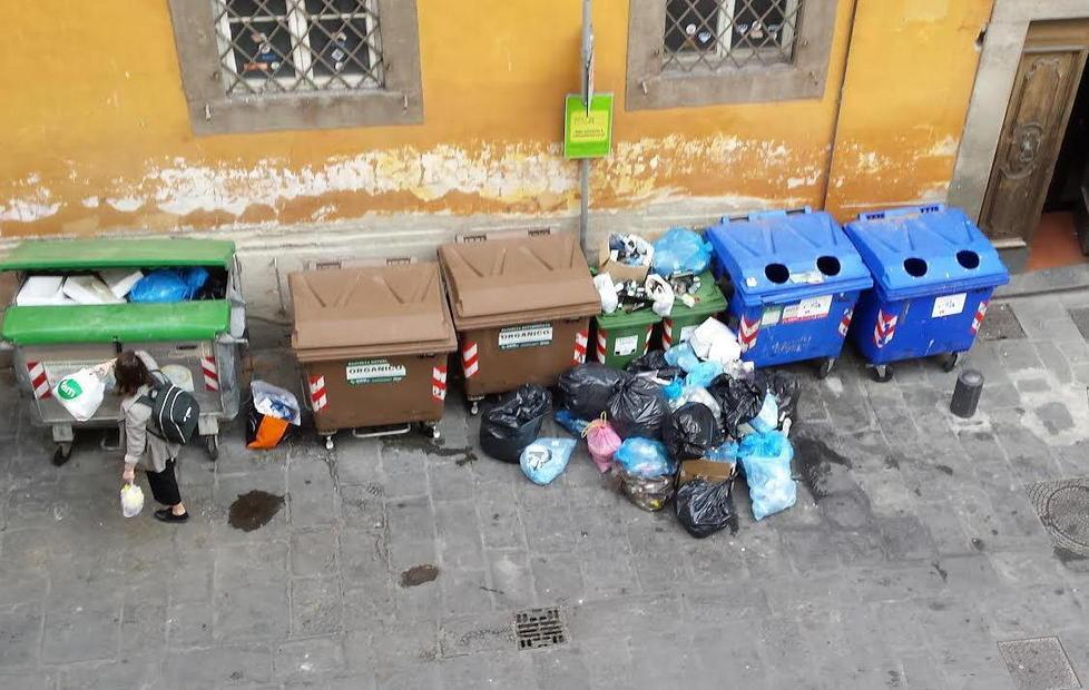 Cassonetti troppo piccoli bocciata la raccolta del vetro
