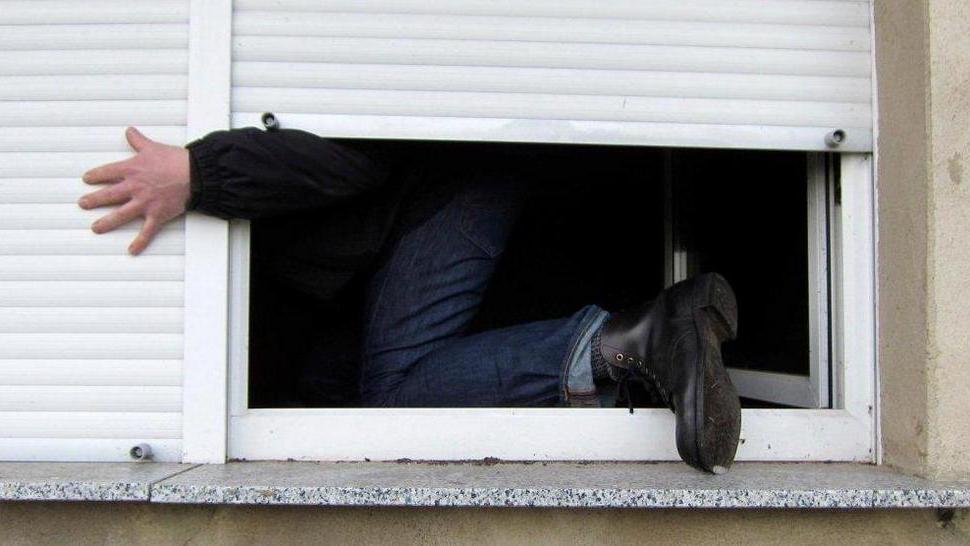 Derubati in casa mentre guardano la tv