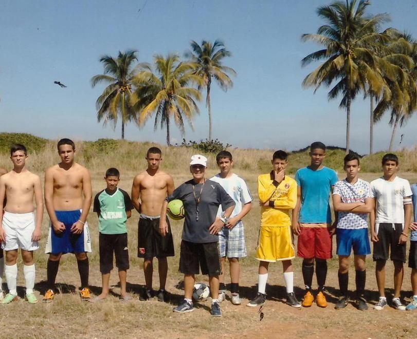 Allena sui campi di Cuba dove il calcio è passione 