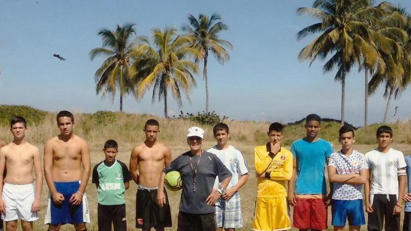 Allena sui campi di Cuba dove il calcio è passione
