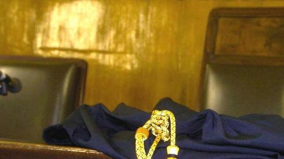 Lo minaccia: «Firma o sparo»