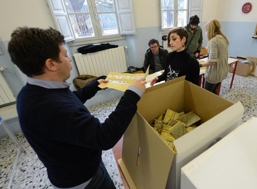 Scrutatori elettorali parte il sorteggio nel salone comunale 