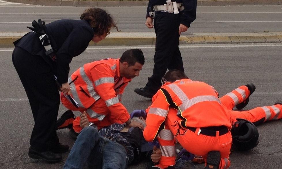Cade dalla moto e finisce in ospedale