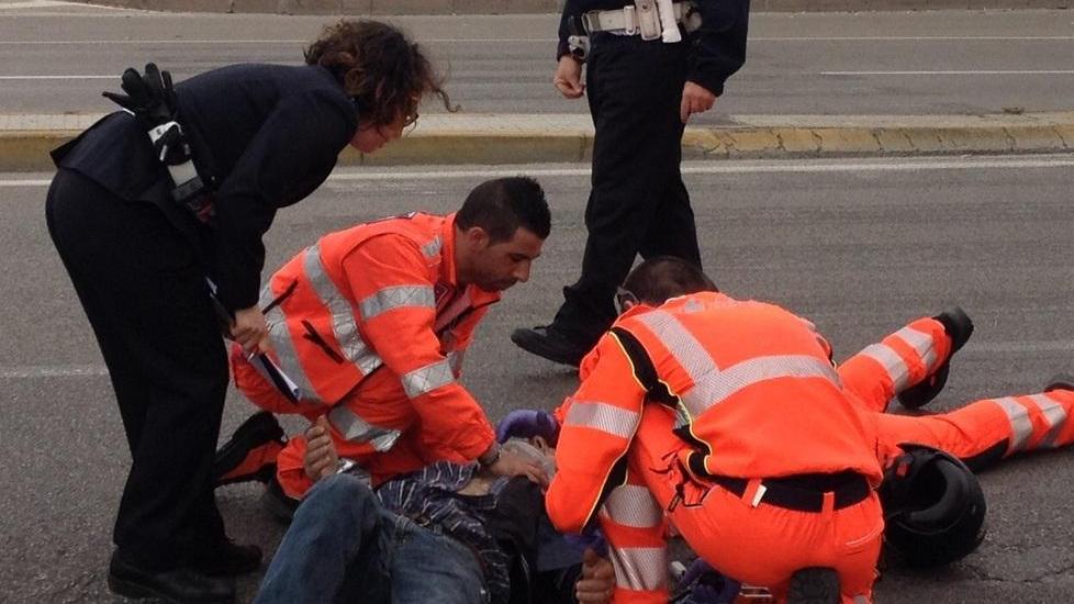 Cade dalla moto e finisce in ospedale