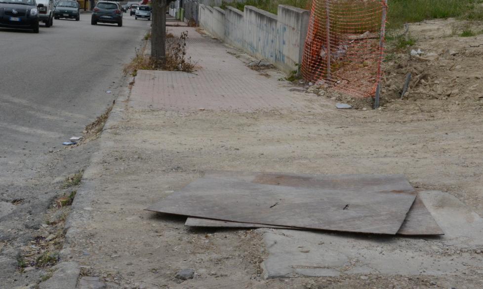 Cede il tombino, ferito un uomo