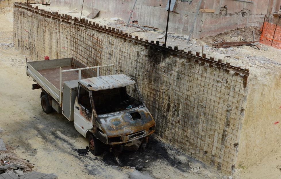 Incendiato furgone in via Grazia Deledda 