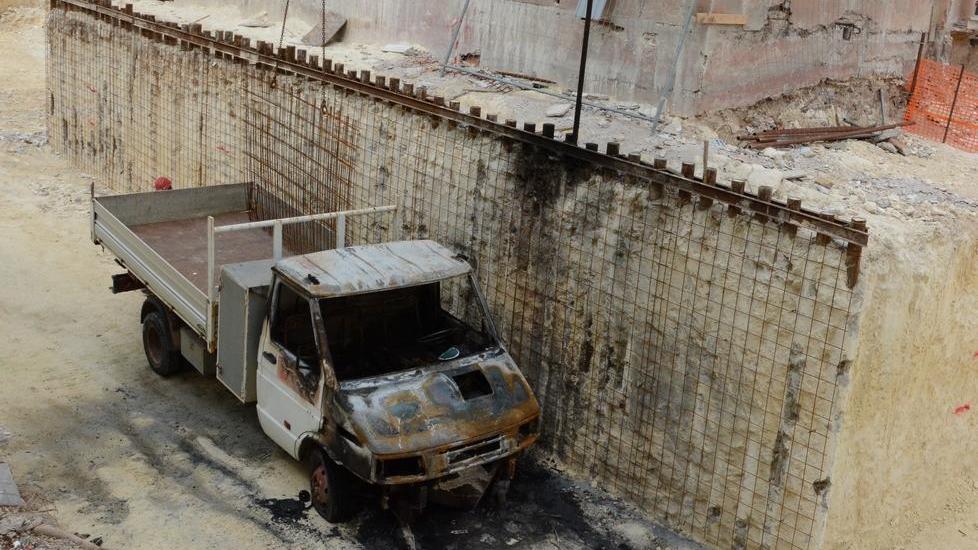 Incendiato furgone in via Grazia Deledda