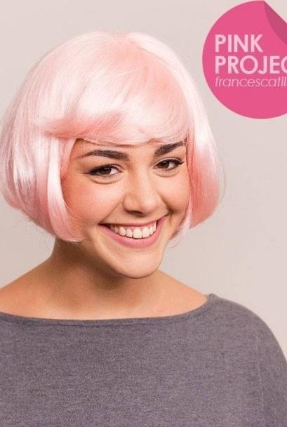 Uno scatto con la parrucca rosa per aiutare le donne malate 