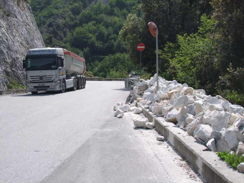 Un camion sulla via delle cave