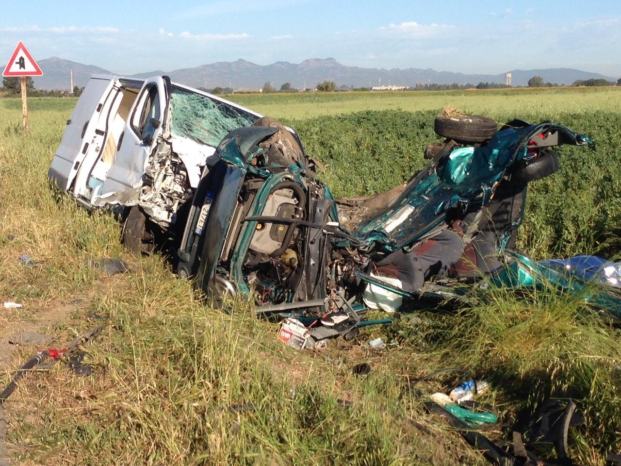 I mezzi coinvolti nel tragico scontro sulla statale 197 (foto Gianluigi Deidda)