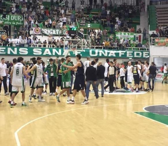 La stretta di mano a fine partita