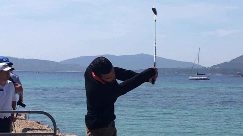 Un golfista impegnato nell'esibizione