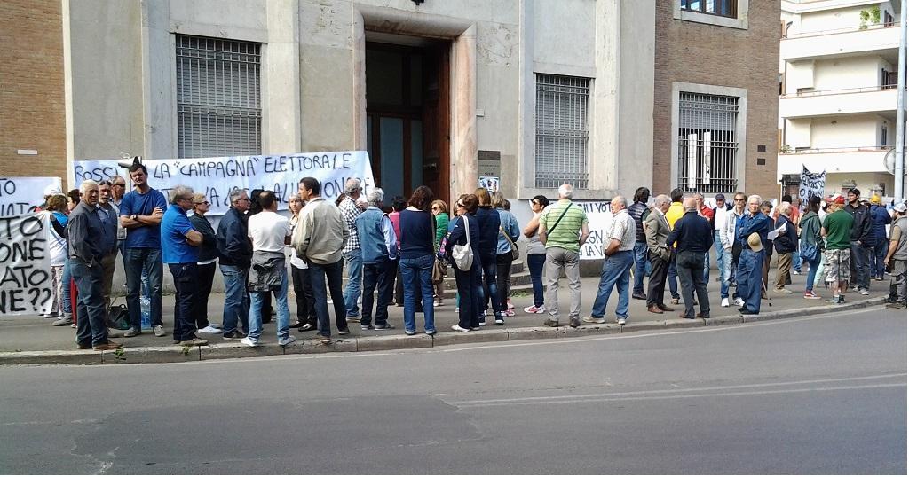 La protesta degli alluvionati di Marsiliana e Polverosa davanti al Consorzio bonifica di Grosseto