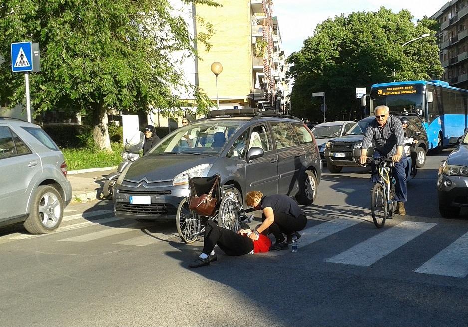 La donna investita sulle strisce mentre attraversava la strada sulla sua sedia a rotelle