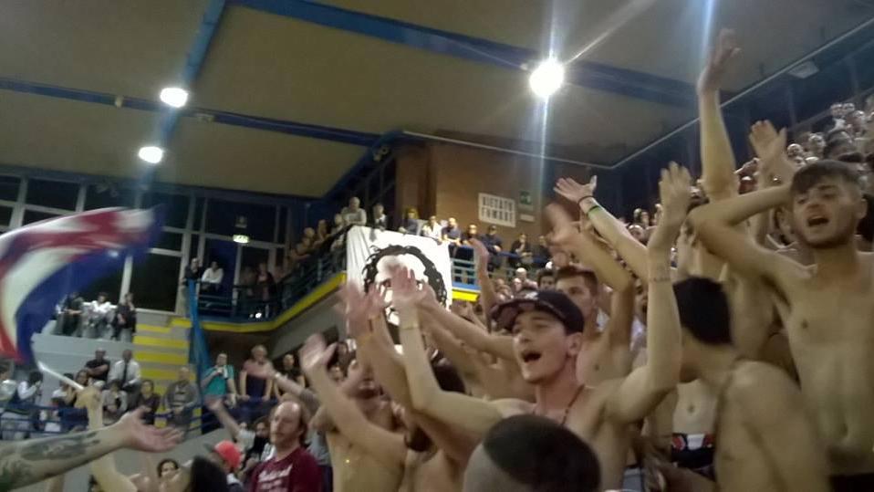 I tifosi del Cgc a torso nudo in polemica contro la decisione di non far entrare le magliette con la scritta "Carlo vive"