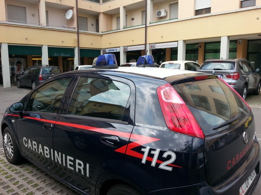 Pettegolezzi sulla moglie, il marito li minaccia con la pistola