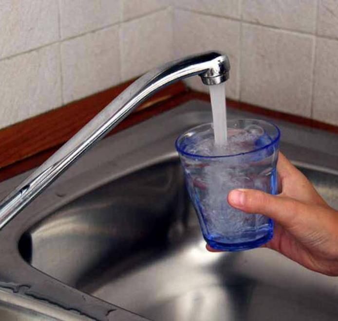 Acqua: aumenti no stop per almeno sei anni 