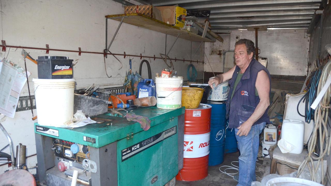 Omero Innocenti nel deposito di materiale edile saccheggiato dai ladri (foto Bf)