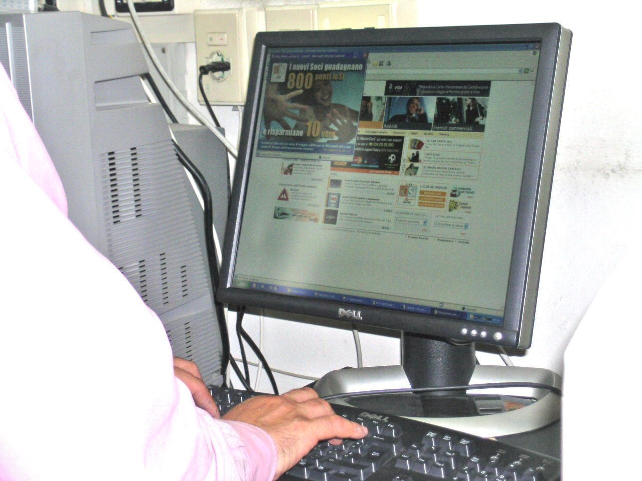 Crede di comprare un ricambio per la moto sul web ma viene raggirato