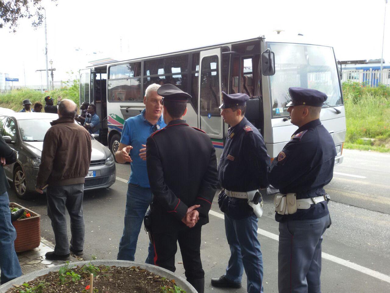 Polizia e carabinieri a Campiglia stazione (foto PaBar)