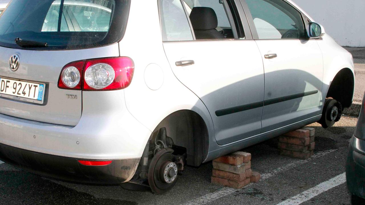 Rubano le gomme dell'auto, un residente li vede e li fa arrestare