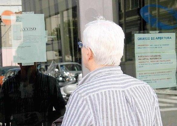 Guadagna 200.000 euro ma chiede l’assegno sociale 