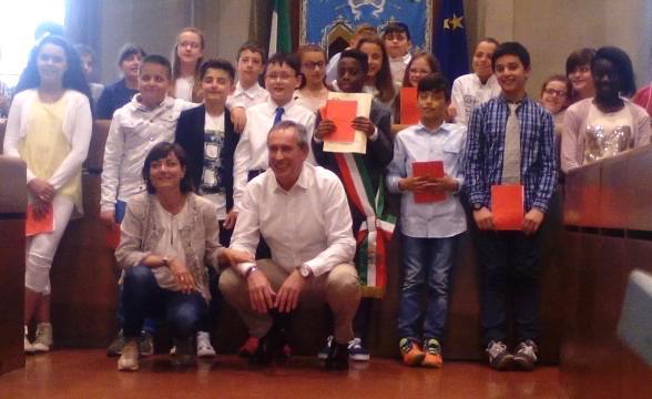I ragazzi con l'assessore Eleonora Caponi e il presidente del consiglio comunale Roberto Bagnoli