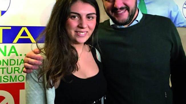Giulia Devescovi con Matteo Salvini nella foto del manifesto elettorale (da Facebook)