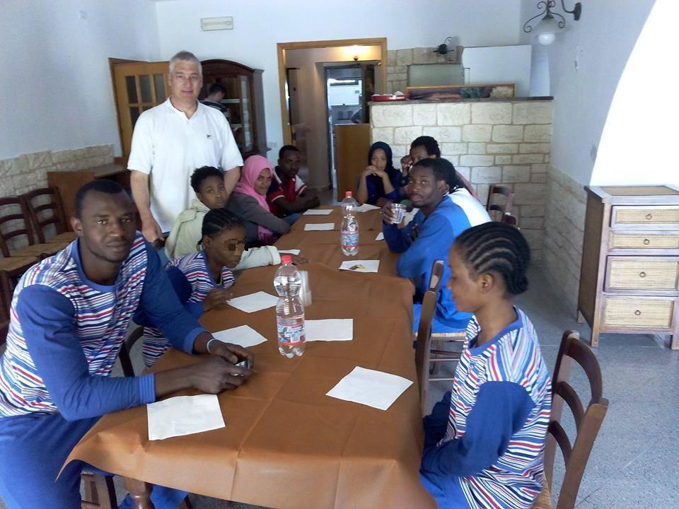 I migranti al 5 Lecci con Ubaldo Giardelli (foto tratta dal suo profilo Facebook)