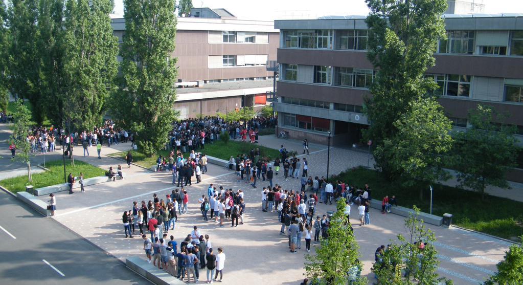 Evacuati cinquemila studenti  e insegnanti 
