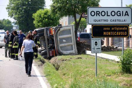 Scontro tra auto e camion: grave una donna 