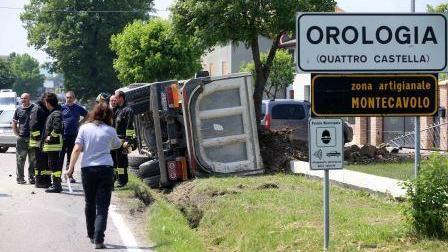 Scontro tra auto e camion: grave una donna
