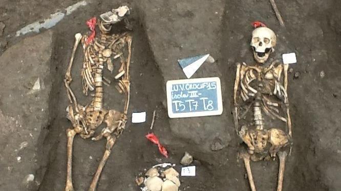 Gli scheletri ritrovati in via del Crocifisso