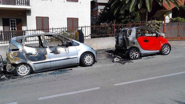 Sassari, incendiari in azione: tre auto distrutte