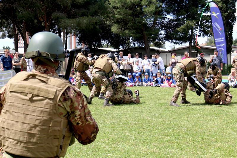 Un momento della festa della Folgore 