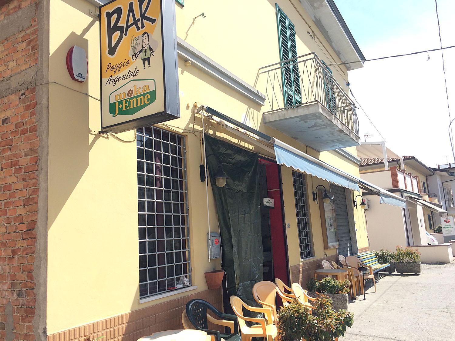 Il bar Poggio Argentale colpito dai banditi (foto Nucci)