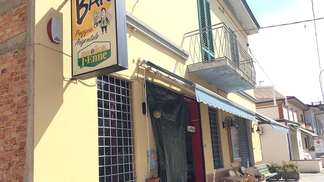 Il bar Poggio Argentale colpito dai banditi (foto Nucci)