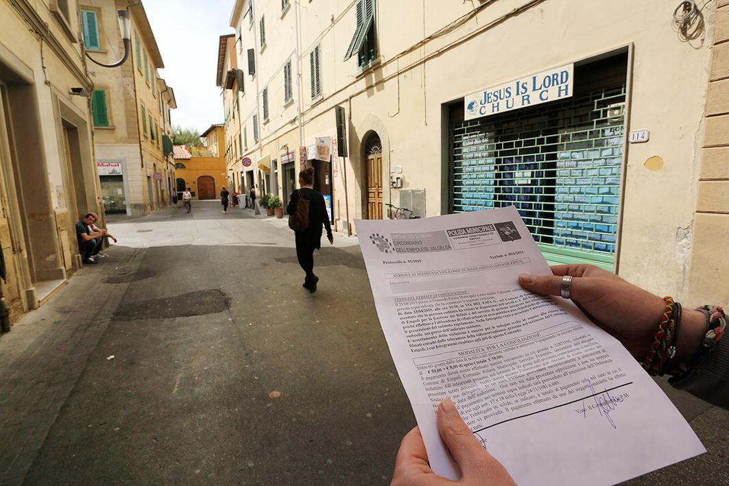 Il verbale recapitato all’anziana e la zona dove abita (foto Agenzia Carlo Sestini)