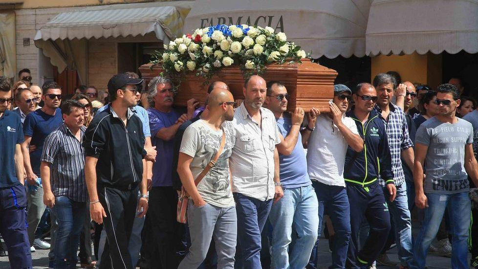 Il canto degli amici tifosi di calcio per l’addio al ciclista