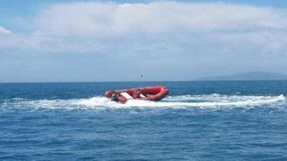 Il gommone impazzito mentre gira senza nessuno a bordo al largo di Punta Ala