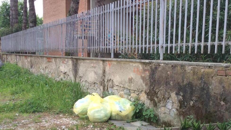 Per delle strade ridotte così chiedono anche gli aumenti