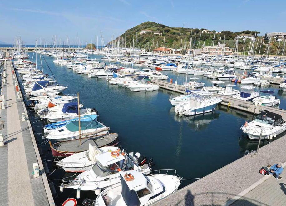 Cade in barca e muore nel porto di Salivoli