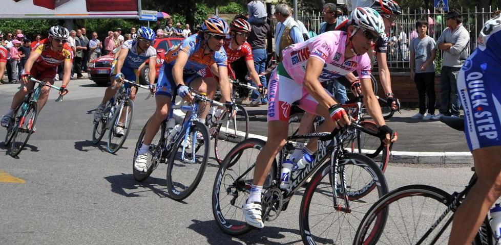 Pedalare per la maglia rosa tra litorale e dolci colline 