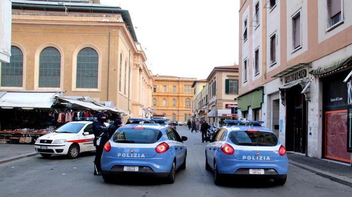 Spaccia eroina in via Cestoni poi tenta di gettarla, arrestato