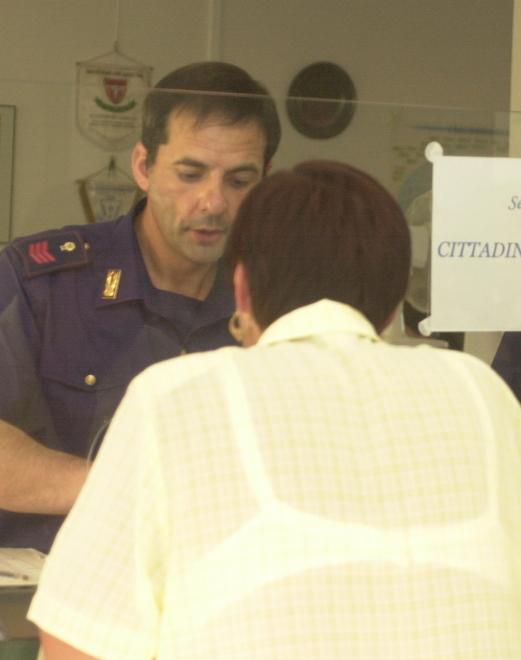 Documenti falsi per i permessi, arrestato 