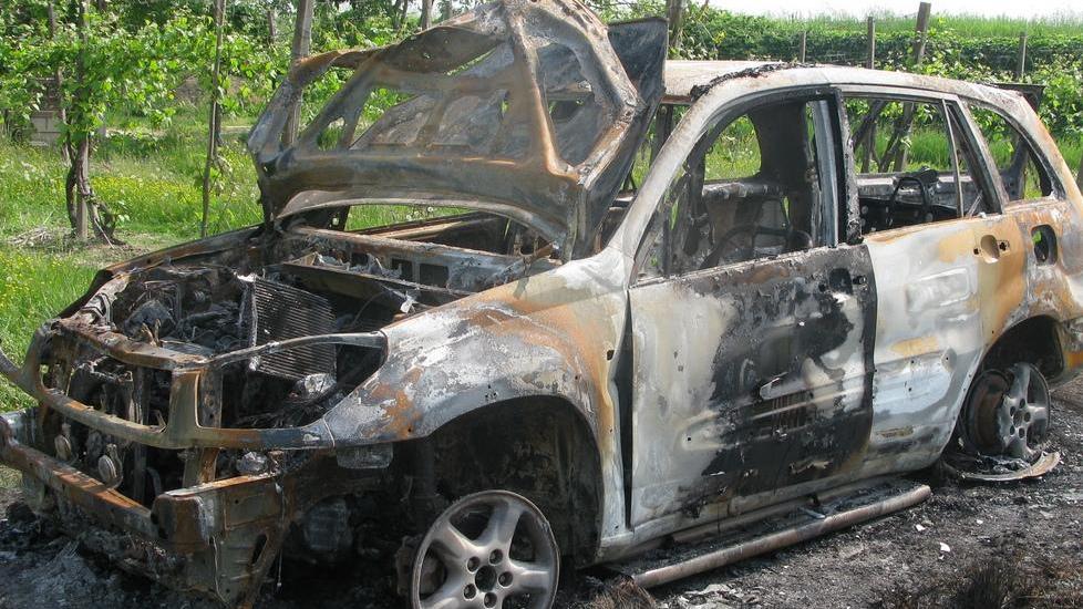 Auto a fuoco: è dei rapinatori
