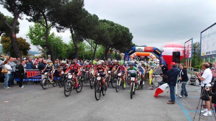 La partenza della corsa "Da piazza a piazza" nel 2014