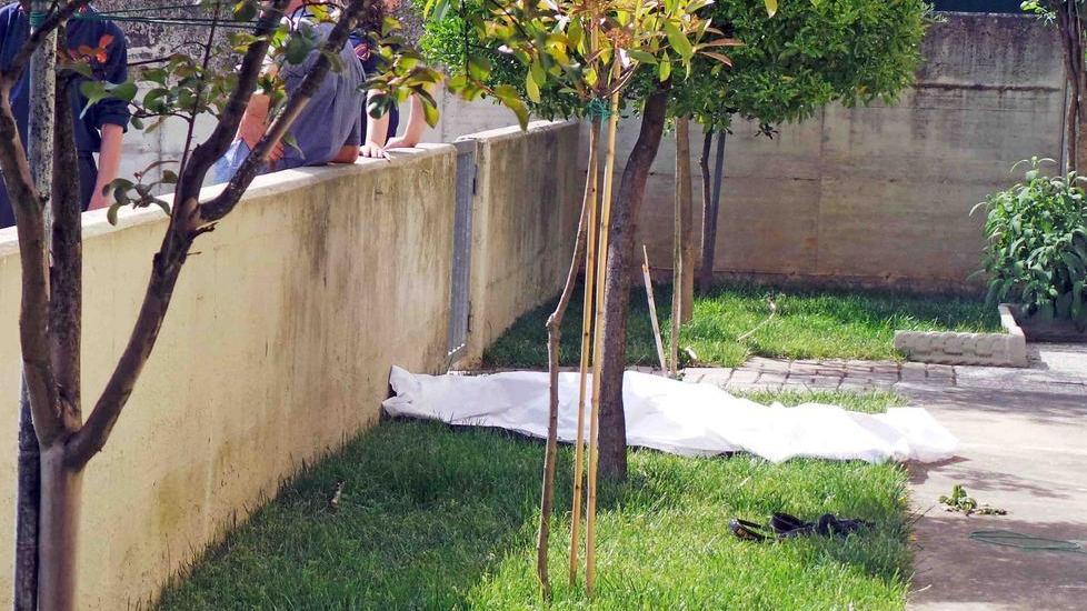 Lavora sul balcone, precipita da 7 metri